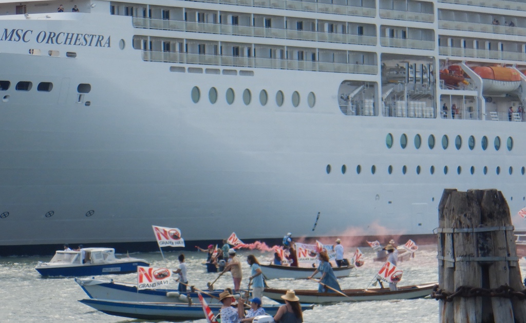 Ban megacruise ships